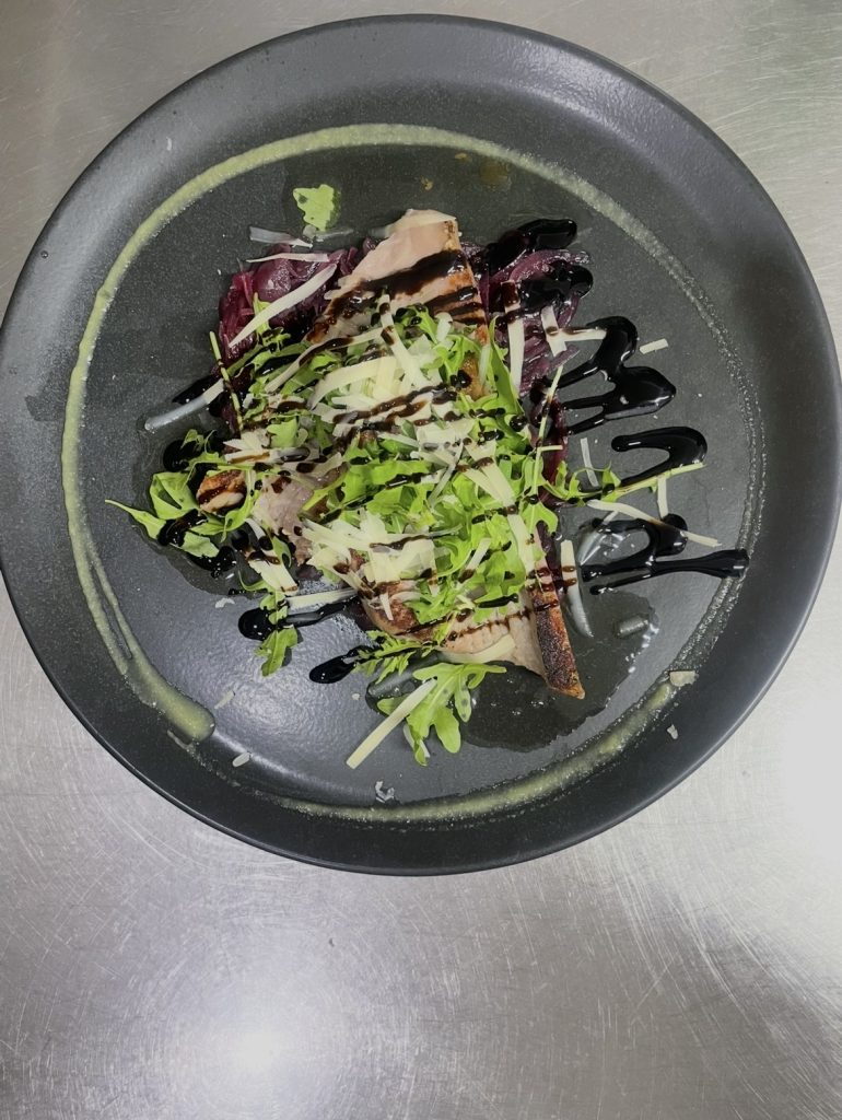 Tagliata di **Tonno alla Griglia con Cipolla Rossa di Tropea, Rucola, Grana e Riduzione di Balsamico