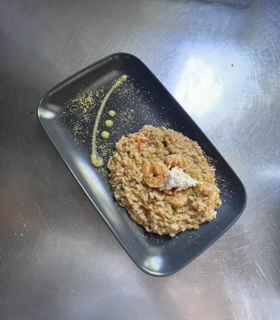 Chicchi di riso Arborio amalgamati con ** Gambero Rosso, pomodorini dolci, Crema di Burrata e Pistacchio