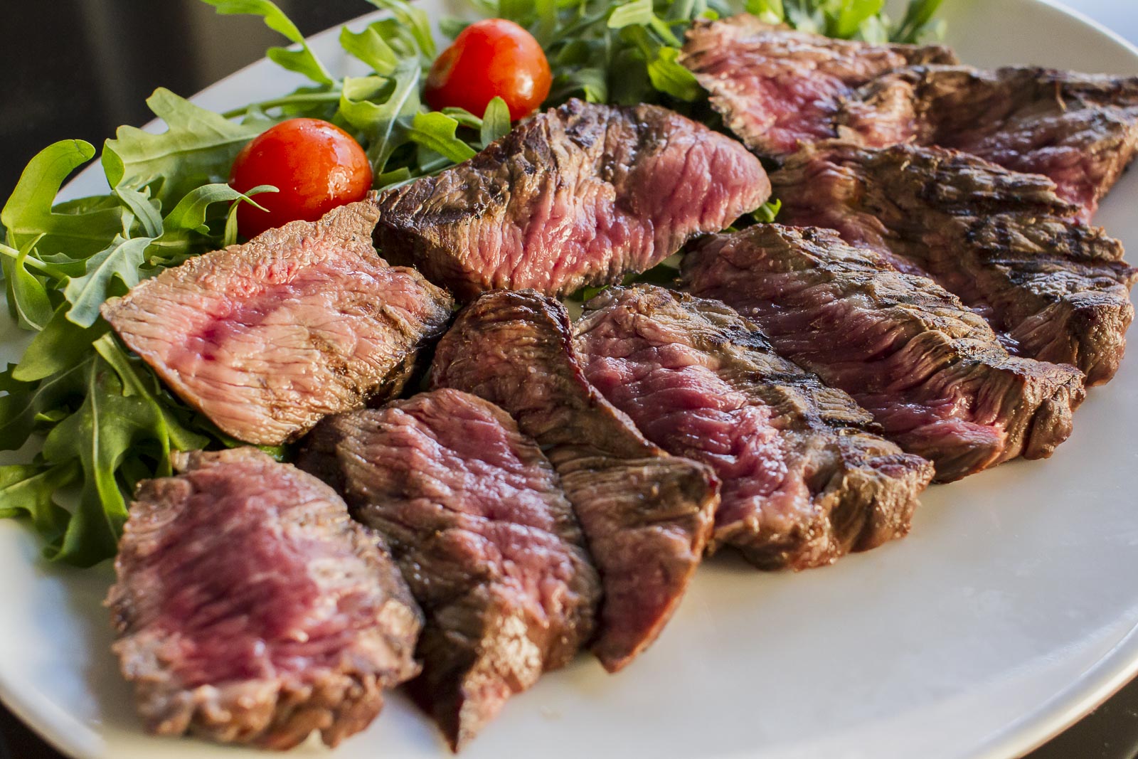 Tagliata di manzo con rucola e pomodorini